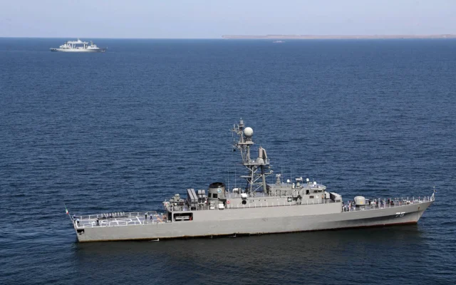 Cette photo fournie par le ministère iranien de la Défense le 12 mars 2024 montre la frégate IRIS Dena (75) de la Marine de la République islamique d'Iran en mer dans le golfe d'Oman (Crédit: Bureau de l'armée iranienne / AFP) Cette photo fournie par le ministère iranien de la Défense le 12 mars 2024 montre la frégate IRIS Dena (75) de la Marine de la République islamique d'Iran en mer dans le golfe d'Oman (Crédit: Bureau de l'armée iranienne / AFP)