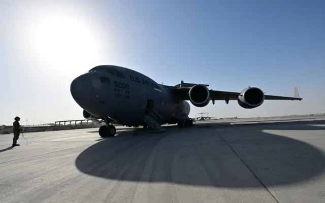 Un avion de transport militaire américain est photographié sur le tarmac de la base aérienne d’Al-Udeid, au sud-ouest de Doha, au Qatar, le 21 mars 2024. Illustration (Crédit : Giuseppe CACACE/AFP)