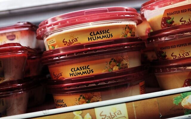 Photo d'illustration : des pots de houmous Sabra Classic sur les rayons d'une épicerie, le 9 avril 2015 (Crédit : SPENCER PLATT / Getty Images via AFP) Photo d'illustration : des pots de houmous Sabra Classic sur les rayons d'une épicerie, le 9 avril 2015 (Crédit : SPENCER PLATT / Getty Images via AFP)