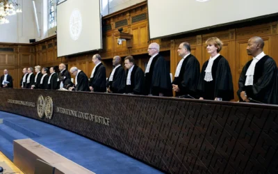 Les juges de la Cour internationale de Justice se lèvent avant de rendre un avis non contraignant sur l'administration israélienne en Cisjordanie et à Jérusalem-Est, à la CIJ à La Haye, le 19 juillet 2024. (Crédit : Nick Gammon/AFP) Les juges de la Cour internationale de Justice se lèvent avant de rendre un avis non contraignant sur l'administration israélienne en Cisjordanie et à Jérusalem-Est, à la CIJ à La Haye, le 19 juillet 2024. (Crédit : Nick Gammon/AFP)