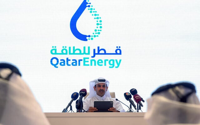 Le ministre de l'Énergie du Qatar et PDG de QatarEnergy, Saad Sherida al-Kaabi, s'exprimant lors d'une conférence de presse à Doha le 1ᵉʳ septembre 2024. Kaabi a annoncé le 1ᵉʳ septembre son intention de construire une centrale solaire d'une capacité de 2 000 mégawatts, qui devrait être opérationnelle d'ici 2030, et de faire du Qatar le plus grand exportateur mondial d'engrais à base d'urée d'ici la fin de la décennie. (Crédit : Karim Jaafar/AFP)