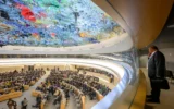 Un diplomate observe la salle lors de l'ouverture de la 57e session du Conseil des droits de l'homme de l'ONU à Genève, en Suisse, le 9 septembre 2024. (Crédit : Fabrice COFFRINI / AFP)