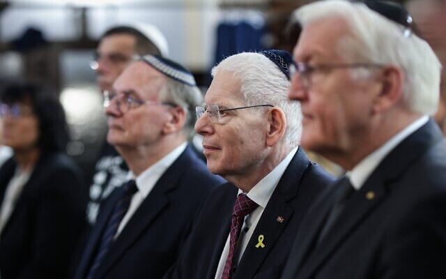 De gauche à droite, le ministre-président de Saxe-Anhalt Reiner Haseloff, le président du Conseil central des Juifs en Allemagne Josef Schuster et le président allemand Frank-Walter Steinmeier assistant à une cérémonie commémorative en hommage aux victimes de la fusillade de 2019 à la synagogue de Halle, en Allemagne, le 9 octobre 2024. (Crédit : Ronny Hartmann/AFP)