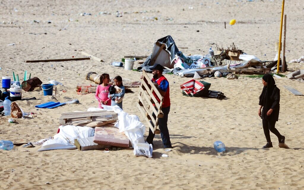 Illustration : Des personnes déplacées qui avaient trouvé refuge sur la plage de Ramlet al-Baida à Beyrouth rassemblant leurs affaires après avoir reçu l'ordre des Forces de sécurité intérieure libanaises de démanteler leur campement provisoire et de se rendre dans des abris appropriés dans la capitale, le 31 octobre 2024. (Crédit : Ibrahim Amro/AFP) Illustration : Des personnes déplacées qui avaient trouvé refuge sur la plage de Ramlet al-Baida à Beyrouth rassemblant leurs affaires après avoir reçu l'ordre des Forces de sécurité intérieure libanaises de démanteler leur campement provisoire et de se rendre dans des abris appropriés dans la capitale, le 31 octobre 2024. (Crédit : Ibrahim Amro/AFP)