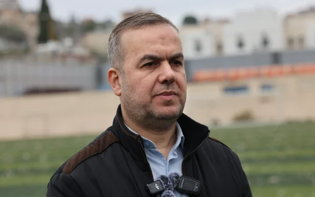 Le député du Hezbollah Hassan Fadlallah s’adresse à la presse dans le village de Bint Jbeil, au Sud-Liban, le 27 novembre 2024. (Crédit : Anwar Amro / AFP)