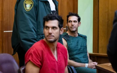 Alon Alexander, 37 ans (à droite), et son frère jumeau, Oren (à gauche), assistent à leur audience de mise en liberté sous caution au palais de justice Richard E. Gerstein le 13 décembre 2024 à Miami, en Floride. (Crédit : POOL / Getty Images via AFP)