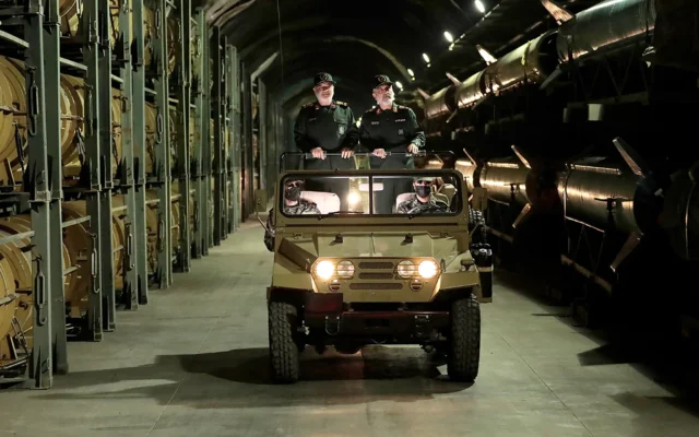 Hossein Salami (à gauche) chef du Corps des Gardiens de la Révolution islamique (CGRI), le bras armé du régime iranien, et Amir Ali Hajizadeh, chef de l'armée de l'air du CGRI, visitant une base de missiles souterraine dans un lieu tenu secret en Iran, le 11 janvier 2025. (Crédit : Site internet du CGRI/ AFP)