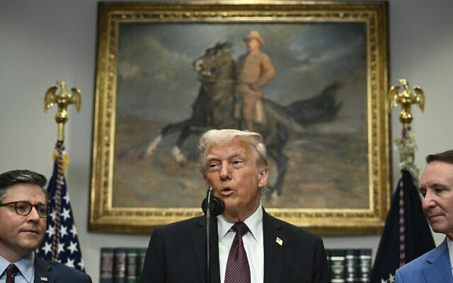 Le président américain Donald Trump, entouré du président de la Chambre des représentants Mike Johnson (à gauche) et du gouverneur de Louisiane Jeff Landry (à droite), s'exprime dans la salle Roosevelt de la Maison Blanche à Washington, DC, le 24 mars 2025. (Crédit : Brendan SMIALOWSKI / AFP)