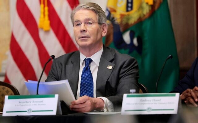Le secrétaire américain au Trésor, Scott Bessent, lors d'une table ronde au département du Trésor américain, à Washington, le 29 mai 2025. (Crédit : Anna Moneymaker/Getty Images/AFP)