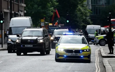 Photo d'illustration : un fourgon pénitentiaire escorté par la police arrive au tribunal d'Old Bailey à Londres, le 30 mai 2025. (Crédit : Benjamin Cremel / AFP)