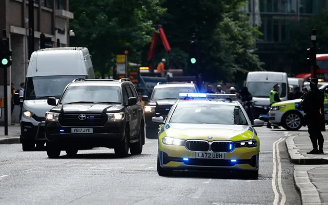 Photo d'illustration : un fourgon pénitentiaire escorté par la police arrive au tribunal d'Old Bailey à Londres, le 30 mai 2025. (Crédit : Benjamin Cremel / AFP) Photo d'illustration : un fourgon pénitentiaire escorté par la police arrive au tribunal d'Old Bailey à Londres, le 30 mai 2025. (Crédit : Benjamin Cremel / AFP)