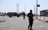 Des forces de sécurité du gouvernement syrien montent la garde à un poste de contrôle dans le village de Walgha, près de la ville de Sweida, le 21 juillet 2025. (Crédit: Bakr ALkasem / AFP)