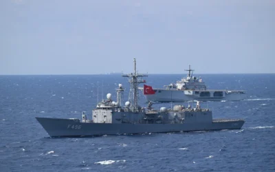 Illustration : Une photo prise depuis un navire d’assaut amphibie de la marine turque équipé de drones montre une frégate turque et un navire italien lors d’un exercice de l’OTAN, dans la mer Adriatique, le 24 septembre 2025. (Crédit : Alberto Pizzoli/AFP)