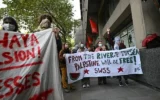 Des étudiants pro-palestiniens et anti-Israël manifestent devant le King's College de Londres dans le cadre d'une marche inter-universitaire en faveur de Gaza, à Londres, le 7 octobre 2025, le jour du deuxième anniversaire du pogrom commis par le Hamas en Israël qui a déclenché la guerre Israël-Hamas à Gaza. (JUSTIN TALLIS / AFP)