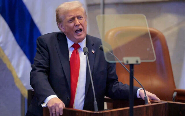 Le président américain Donald Trump prend la parole à la Knesset à Jérusalem le 13 octobre 2025. (Chip Somodevilla / POOL / AFP)