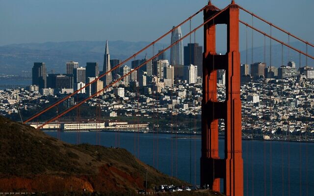 Vue aérienne du Golden Gate Bridge devant la silhouette de San Francisco, le 20 octobre 2025 à Sausalito, en Californie. (Crédit : Justin Sullivan/Getty Images/AFP) Vue aérienne du Golden Gate Bridge devant la silhouette de San Francisco, le 20 octobre 2025 à Sausalito, en Californie. (Crédit : Justin Sullivan/Getty Images/AFP)