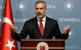 Illustration : Le ministre turc des Affaires étrangères, Hakan Fidan, pendant une conférence de presse après une réunion avec ses homologues d'Arabie saoudite, du Qatar, des Émirats arabes unis, de Jordanie, du Pakistan et d'Indonésie à Istanbul, le 3 novembre 2025. (Crédit : Ozan Kose/AFP)