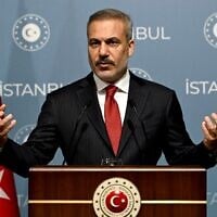 Illustration : Le ministre turc des Affaires étrangères, Hakan Fidan, pendant une conférence de presse après une réunion avec ses homologues d'Arabie saoudite, du Qatar, des Émirats arabes unis, de Jordanie, du Pakistan et d'Indonésie à Istanbul, le 3 novembre 2025. (Crédit : Ozan Kose/AFP)