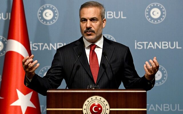 Le ministre turc des Affaires étrangères, Hakan Fidan, pendant une conférence de presse après une réunion avec ses homologues d'Arabie saoudite, du Qatar, des Émirats arabes unis, de Jordanie, du Pakistan et d'Indonésie à Istanbul, le 3 novembre 2025. (Crédit : Ozan Kose/AFP) Le ministre turc des Affaires étrangères, Hakan Fidan, pendant une conférence de presse après une réunion avec ses homologues d'Arabie saoudite, du Qatar, des Émirats arabes unis, de Jordanie, du Pakistan et d'Indonésie à Istanbul, le 3 novembre 2025. (Crédit : Ozan Kose/AFP)