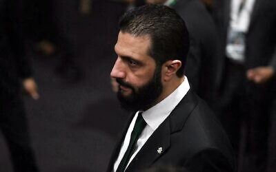 Le président syrien, Ahmed al-Sharaa, arrivant à la séance plénière générale des dirigeants lors de la COP30, la conférence des Nations unies sur les changements climatiques, à Belém, dans l'État du Pará, au Brésil, le 6 novembre 2025. (Crédit : Mauro Pimentel/AFP)