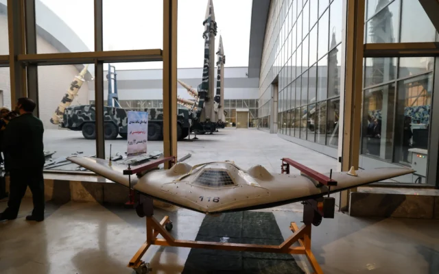 Un nouveau drone Shahed-161 est présenté lors d’une exposition consacrée aux progrès réalisés dans le domaine des missiles et des drones à Téhéran, le 12 novembre 2025. (Crédit : Atta Kenare/AFP)