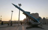Des Iraniens visitent une exposition de missiles et de drones, à Téhéran, le 12 novembre 2025. (ATTA KENARE / AFP)