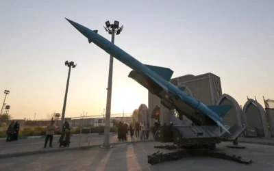 Des Iraniens visitent une exposition de missiles et de drones, à Téhéran, le 12 novembre 2025. (ATTA KENARE / AFP)
