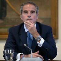 Le directeur général de l'Agence internationale de l'énergie atomique, Rafael Grossi, assistant à la présentation de sa candidature au poste de secrétaire général des Nations unies, à Buenos Aires, le 22 décembre 2025. (Crédit : Juan Mabromata/AFP)