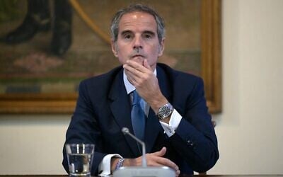 Le directeur général de l'Agence internationale de l'énergie atomique, Rafael Grossi, assistant à la présentation de sa candidature au poste de secrétaire général des Nations unies, à Buenos Aires, le 22 décembre 2025. (Crédit : Juan Mabromata/AFP) Le directeur général de l'Agence internationale de l'énergie atomique, Rafael Grossi, assistant à la présentation de sa candidature au poste de secrétaire général des Nations unies, à Buenos Aires, le 22 décembre 2025. (Crédit : Juan Mabromata/AFP)