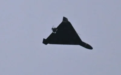 Un drone Shahed 136 (Geranium-2), de conception iranienne et utilisé par l’armée russe, survolant Kiev lors d’une attaque par drones et missiles menée par la Russie dans le cadre de l’invasion de l’Ukraine, le 27 décembre 2025. (Crédit : Sergei Supinsky/AFP)
