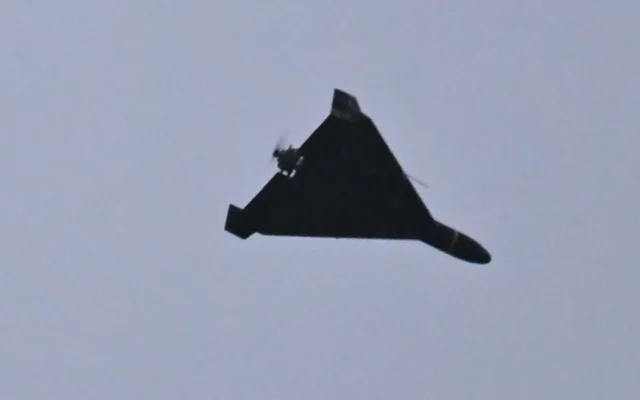 Un drone Shahed 136 (Geranium-2), de conception iranienne et utilisé par l’armée russe, survolant Kiev lors d’une attaque par drones et missiles menée par la Russie dans le cadre de l’invasion de l’Ukraine, le 27 décembre 2025. (Crédit : Sergei Supinsky/AFP) Un drone Shahed 136 (Geranium-2), de conception iranienne et utilisé par l’armée russe, survolant Kiev lors d’une attaque par drones et missiles menée par la Russie dans le cadre de l’invasion de l’Ukraine, le 27 décembre 2025. (Crédit : Sergei Supinsky/AFP)