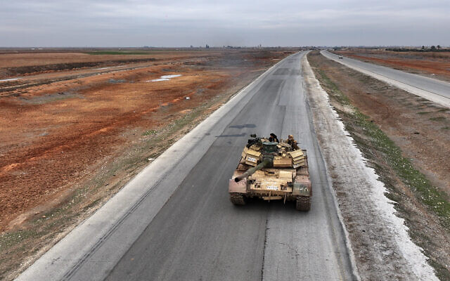 Illustration : Un char de l'armée syrienne roulant sur la route à Dibsi Afnan, le 17 janvier 2026. (Crédit : Omar Haj Kadour/AFP)