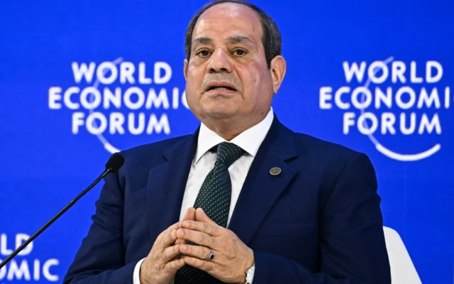 Le président égyptien Abdel-Fatteh el-Sissi prononçant un discours lors de la réunion annuelle du Forum économique mondial (WEF), à Davos, le 21 janvier 2026. (Crédit : Fabrice Coffrini/AFP)