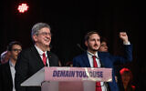 Jean-Luc Mélenchon (au centre), chef du parti d’extrême-gauche La France insoumise (LFI), entouré de François Piquemal (à droite), député de La France Insoumise - Nouveau Front Populaire et candidat aux élections municipales sur la liste « Demain Toulouse », lors d'un meeting électoral, à Toulouse, le 22 janvier 2026. (Crédit : Ed Jones/AFP)