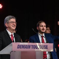 Illustration : Jean-Luc Mélenchon (au centre), chef du parti d’extrême-gauche La France insoumise (LFI), entouré de François Piquemal (à droite), député de La France Insoumise - Nouveau Front Populaire et candidat aux élections municipales sur la liste « Demain Toulouse », lors d'un meeting électoral, à Toulouse, le 22 janvier 2026. (Crédit : Ed Jones/AFP)