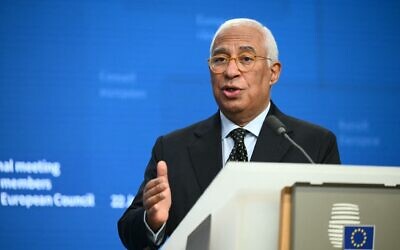 Le président du Conseil européen, António Costa, prononçant un discours lors d'une conférence de presse de clôture après une réunion d'urgence du Conseil européen consacrée aux menaces du président américain à l'égard du Groenland, au siège européen, à Bruxelles, le 22 janvier 2026. (Crédit : Nicolas Tucat/AFP)