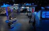 Reihaneh Fallah (à gauche), présentatrice d'Iran International, participant à un journal télévisé dans les studios de la chaîne à Londres, le 20 janvier 2026. Les journalistes de la chaîne de télévision en langue persane Iran International travaillent d'arrache-pied pour « faire connaître la vérité » sur les manifestations en Iran, malgré les menaces qui pèsent sur eux et leurs familles. Cette chaîne privée, installée dans un bâtiment hautement sécurisé de l'ouest de Londres, a été qualifiée d'organisation « terroriste » par Téhéran en 2022, tout comme la chaîne en langue persane de la BBC. (Crédit : Carlos Jasso/AFP)
