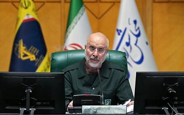 Le président du Parlement iranien, Mohammad Bagher Ghalibaf, vêtu d'un uniforme du Corps des Gardiens de la Révolution islamique (CGRI), présidant une séance, à Téhéran le 1ᵉʳ février 2026. (Crédit : Agence de presse de l'Assemblée consultative islamique (ICANA)/AFP)