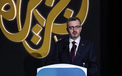 Le chef du Directorat de la Communication turque, Burhanettin Duran, s'exprimant lors de la 17ᵉ édition du Forum Al-Jazeera, à Doha, le 7 février 2026. (Crédit : Karim Jaafar/AFP)
