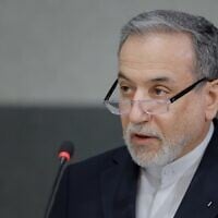 Le ministre iranien des Affaires étrangères, Abbas Araghchi, prononçant un discours lors d'une conférence des Nations unies, le 17 février 2026. (Crédit : Valentin Flauraud/AFP)