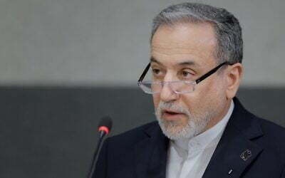 Le ministre iranien des Affaires étrangères, Abbas Araghchi, prononçant un discours lors d'une conférence des Nations unies, le 17 février 2026. (Crédit : Valentin Flauraud/AFP)