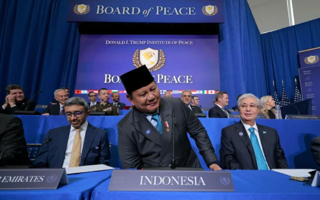Le président indonésien Prabowo Subianto (au centre) prend place entre le ministre des Affaires étrangères des Émirats arabes unis Abdullah bin Zayed Al Nahyan (à gauche) et le président kazakh Kassym-Jomart Tokayev lors de la réunion inaugurale du Conseil de paix à l'Institut Donald J. Trump pour la paix à Washington, le 19 février 2026. (Crédit : Chip Somodevilla/Getty Images/AFP) Le président indonésien Prabowo Subianto (au centre) prend place entre le ministre des Affaires étrangères des Émirats arabes unis Abdullah bin Zayed Al Nahyan (à gauche) et le président kazakh Kassym-Jomart Tokayev lors de la réunion inaugurale du Conseil de paix à l'Institut Donald J. Trump pour la paix à Washington, le 19 février 2026. (Crédit : Chip Somodevilla/Getty Images/AFP)