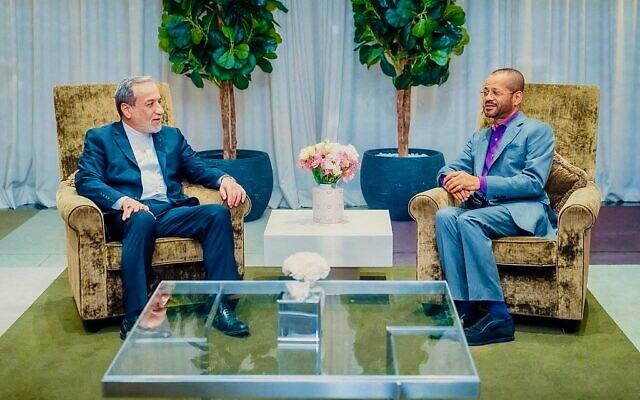 Le ministre iranien des Affaires étrangères Abbas Araghchi (à gauche) s'entretenant avec le ministre omanais des Affaires étrangères Badr Albusaidi (à droite), à Genève, le 26 février 2026. (Crédit : Ministère omanais des Affaires étrangères/AFP)