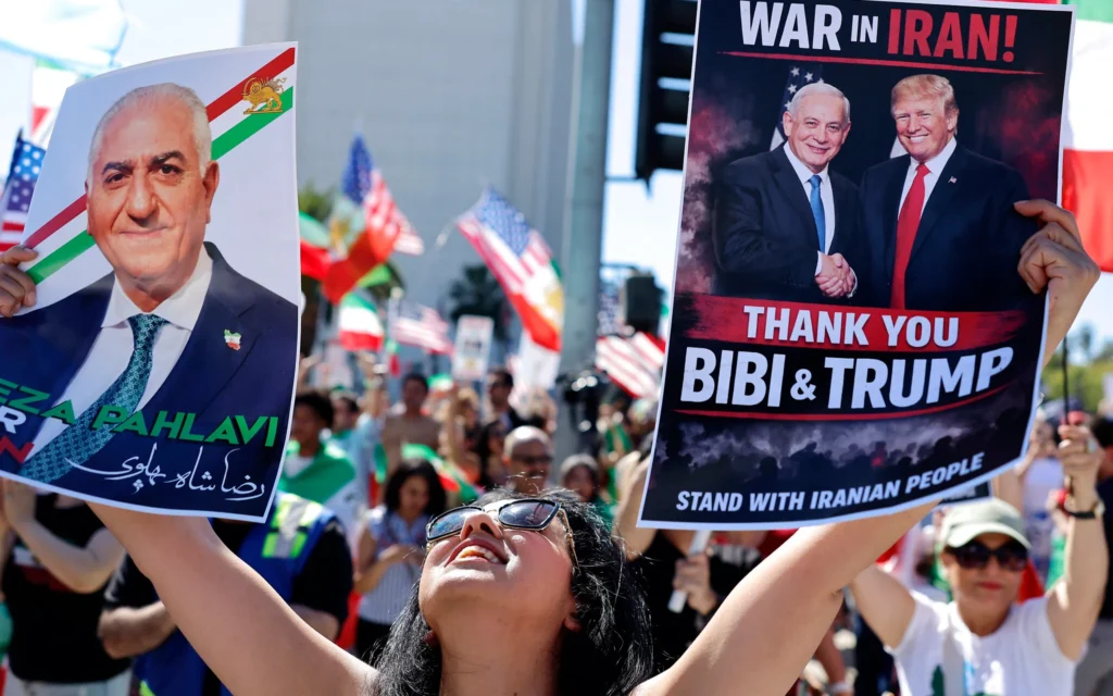 Une femme tient des photos du prince héritier iranien en exil, Reza Pahlavi, du Premier ministre Benjamin Netanyahu et du président américain Donald Trump alors que des membres de la communauté iranienne et des partisans laissent éclater leur joie, le 28 février 2026, à Los Angeles, en Californie. (Mario Tama /Getty Images via AFP)