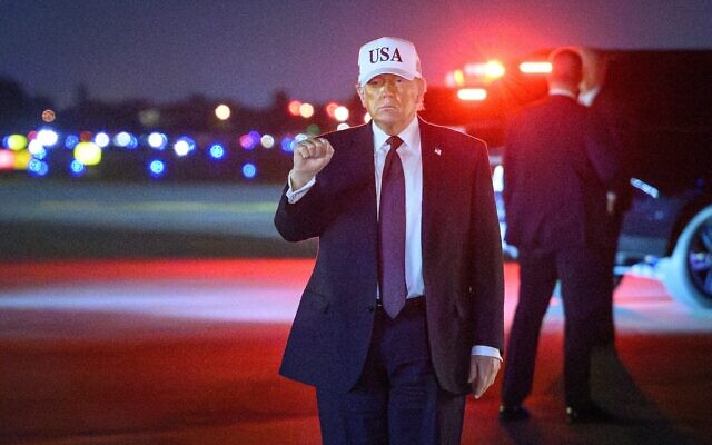 Le président américain Donald Trump, à son arrivée à l'aéroport international de Palm Beach, à West Palm Beach, en Floride, le 27 février 2026. (Crédit : Mandel Ngan/AFP)