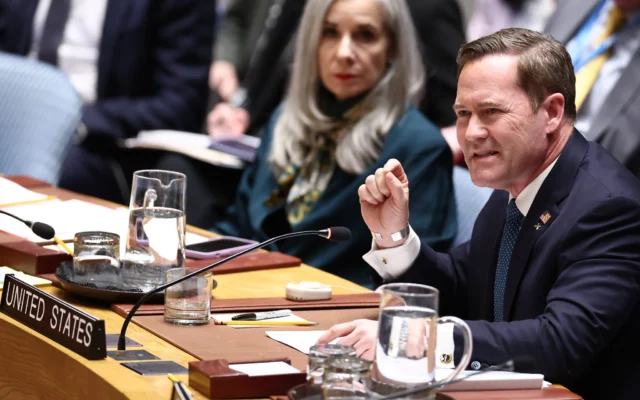 L’ambassadeur des États-Unis auprès de l’ONU, Mike Waltz, prend la parole lors d’une réunion du Conseil de sécurité des Nations Unies sur la situation au Moyen-Orient, au siège de l’ONU à New York, le 28 février 2026. (Crédit : CHARLY TRIBALLEAU / AFP)
