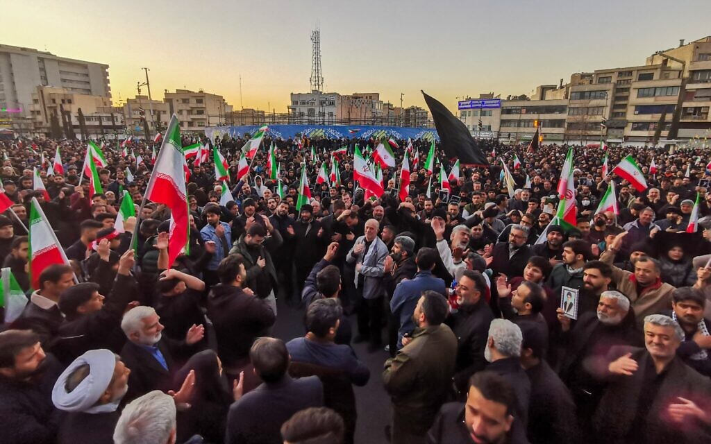 Des personnes pleurant la mort du guide suprême iranien, l'ayatollah Ali Khamenei, éliminé lors d'une frappe conjointe des États-Unis et d'Israël, à Téhéran, le 1ᵉʳ mars 2026. (Crédit : Atta Kenare/AFP)