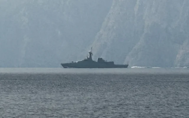 Un navire de la marine navigue dans le détroit d'Ormuz, une voie navigable vitale par laquelle transite une grande partie du pétrole et du gaz mondiaux, le 1er mars 2026 (Crédit : Sahar AL ATTAR / AFP)