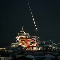 Un projectile intercepté tombant dans la mer près de l'archipel Palm Jumeirah à Dubaï, le 1ᵉʳ mars 2026. (Crédit : Fadel Senna/AFP)