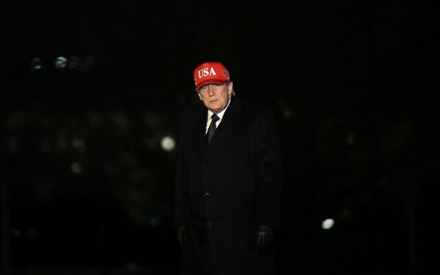 Le président américain Donald Trump descend de Marine One sur la pelouse sud à son retour à la Maison Blanche à Washington, DC, le 1er mars 2026. (Crédit : Brendan Smialowski/AFP) Le président américain Donald Trump descend de Marine One sur la pelouse sud à son retour à la Maison Blanche à Washington, DC, le 1er mars 2026. (Crédit : Brendan Smialowski/AFP)